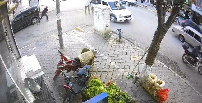 Iğdır’da cadde ortasında silahlı çatışma Iğdır’ın en işlek noktalarından Rıza Yalçın Caddesi’nde iki grup arasında