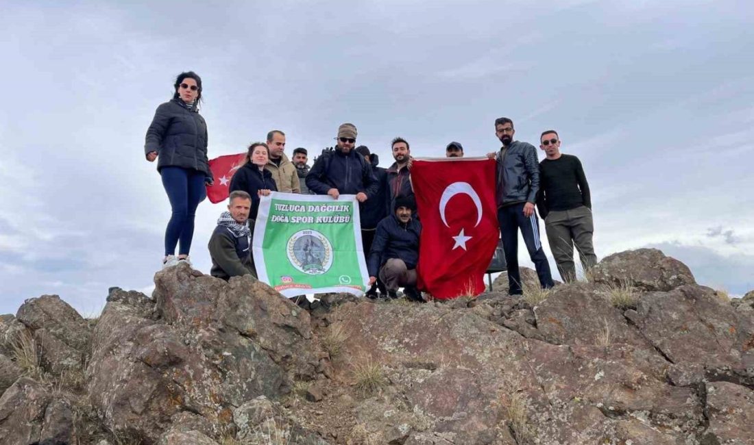 Iğdır’da bir grup dağcı, 29 Ekim Cumhuriyet Bayramı dolayısıyla şehrin