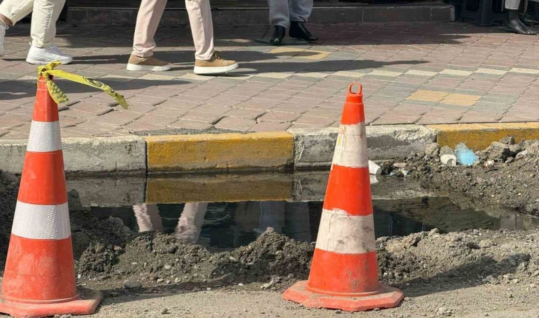 Iğdır’da su patlağı bir aydır boşa akıyor: Vatandaş tepkili Iğdır merkezde bulunan Av. İbrahim Bozyel Caddesi üzerinde bir aydan