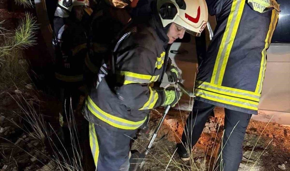 Denizli’de gece saatlerinde direksiyon hakimiyetini kaybettiği otomobil yoldan çıkarak ağaca