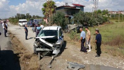 Antalya’nın Manavgat ilçesinde iki hafif ticari aracın çarpışması sonucu meydana