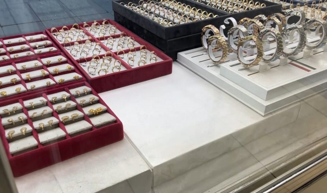 Konya’da bir kuyumcuya gelen üç kişiden ikisi sarrafı oyalarken, biri
