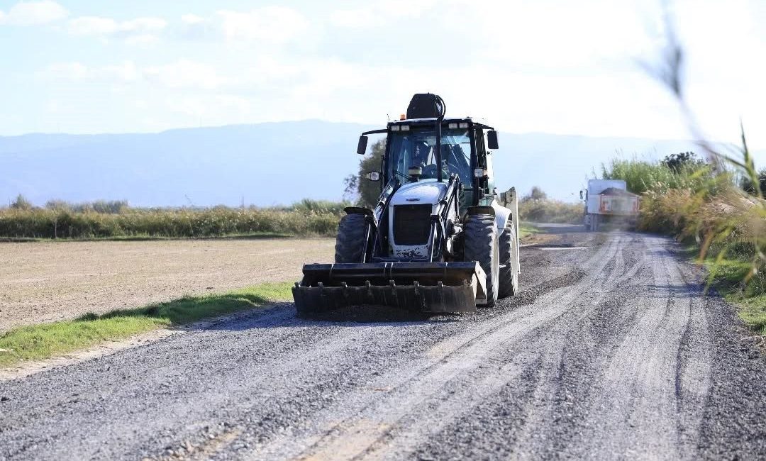 Aydın’ın İncirliova ilçesinde Sınırteke Mahallesi’nde yol genişletme çalışması yapılıyor. İncirliova
