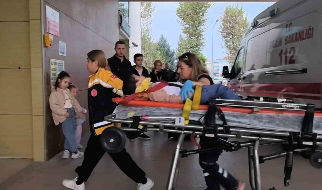İnegöl’de 3. kattan düşen 5 yaşındaki çocuk ağır yaralandı Bursa’nın İnegöl ilçesinde 3. katın penceresinden düşen 5 yaşındaki çocuk