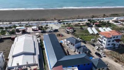 Hatay’ın Samandağ ilçesine inşa edilen sörf merkezinde incelemelerde bulunan Vali