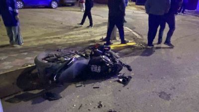 Kocaeli’nin Körfez ilçesinde iş makinesi ile çarpışan motosikletin sürücüsü ağır