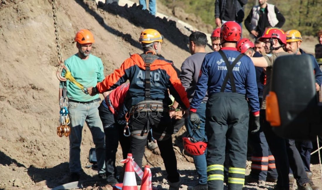 Sakarya’nın Akyazı ilçesinde yapımı devam eden yol çalışmasında bir işçi,