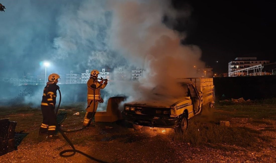 Hatay’da park halindeyken motor kısmı alevlere teslim olan pikap kullanılmaz