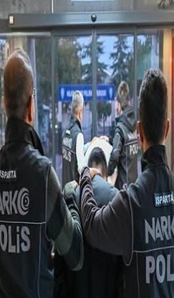 Isparta’da aranan 2 şahıs yakalandı Isparta’da polis ekiplerince yürütülen çalışmalarda, uyuşturucu madde kullanma suçundan haklarında