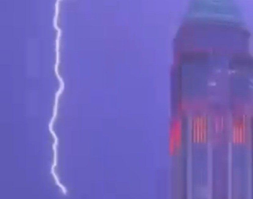 İstanbul’da akşam saatlerinde etkili olan sağanak yağışla birlikte çakan şimşekler