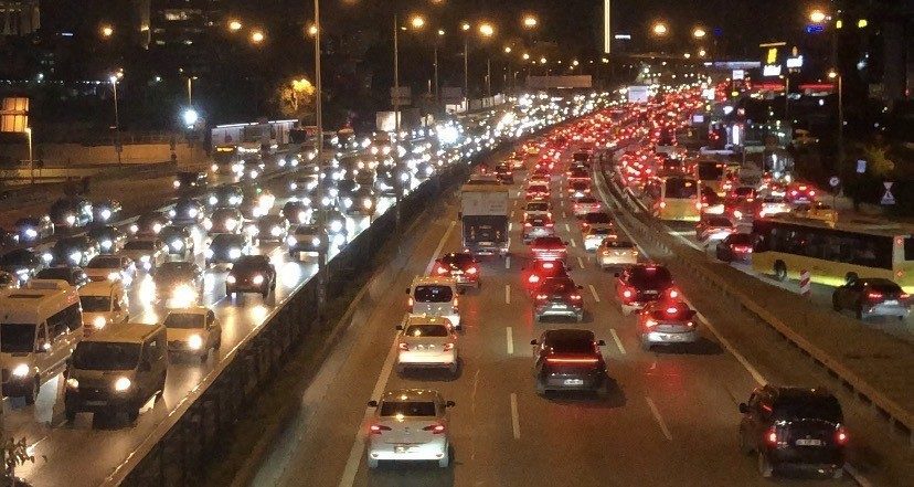 İstanbul’da haftanın ilk mesai gününde akşam trafiği yüzde 78’e ulaştı İstanbul’da haftanın ilk mesai gününde akşam iş çıkış saatlerinde trafik