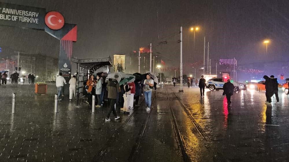 İstanbul’da beklenen yağmur, kent genelinde etkili olmaya başladı. Meteoroloji Genel