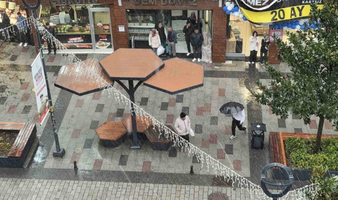 İstanbul’da şiddetli yağış ve lodos etkili oldu. Arnavutköy’de kısa sürede