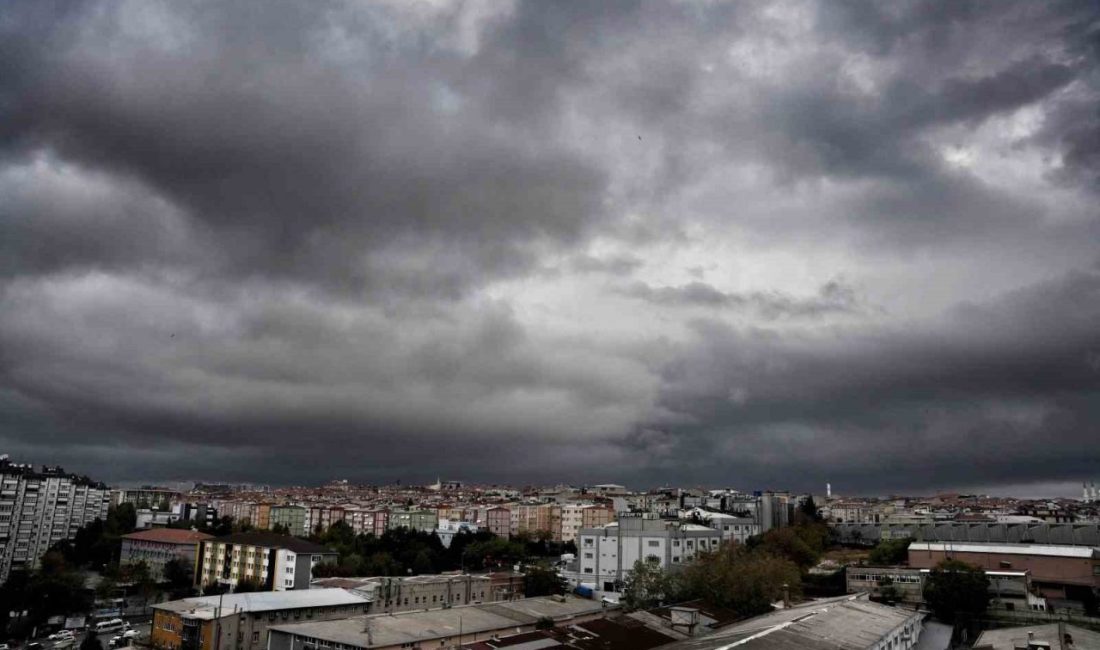 İstanbul’da beklenen sağanak yağış öncesinde şehrin üzerine kara bulutlar çöktü.