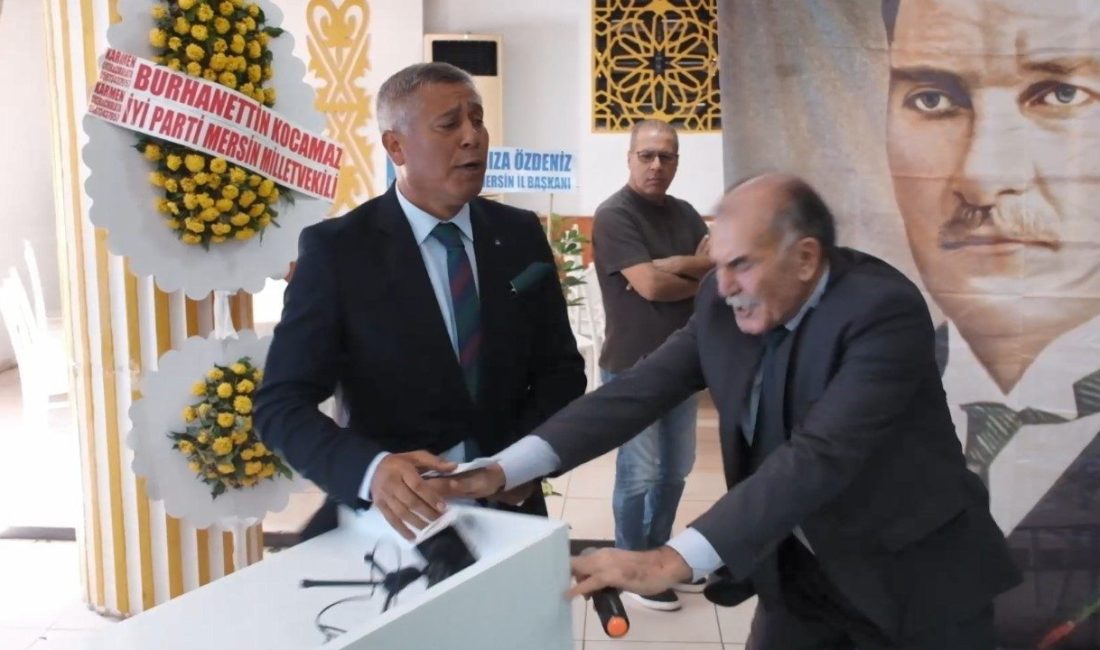 İYİ Parti kongresinde gergin anlar, kürsüyü bile devirdiler Mersin’in Tarsus ilçesinde yapılan İYİ Parti kongresinde gergin anlar yaşandı,