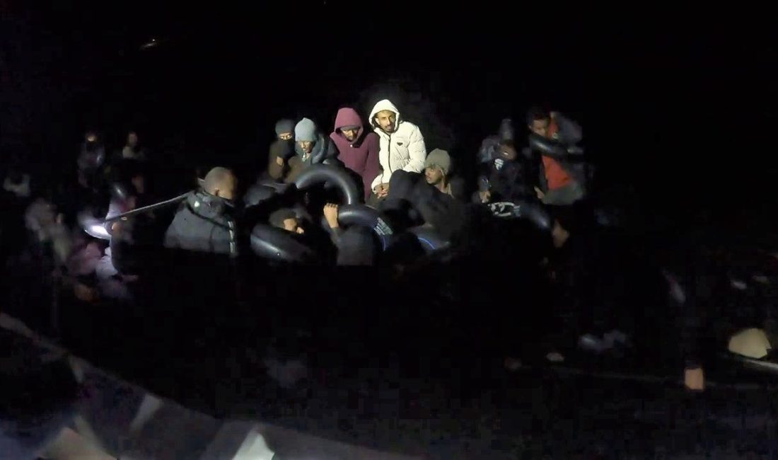 İzmir’in Karaburun ilçesi açıklarında motor arızası nedeniyle sürüklenen lastik botta