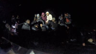 İzmir’in Karaburun ilçesi açıklarında motor arızası nedeniyle sürüklenen lastik botta