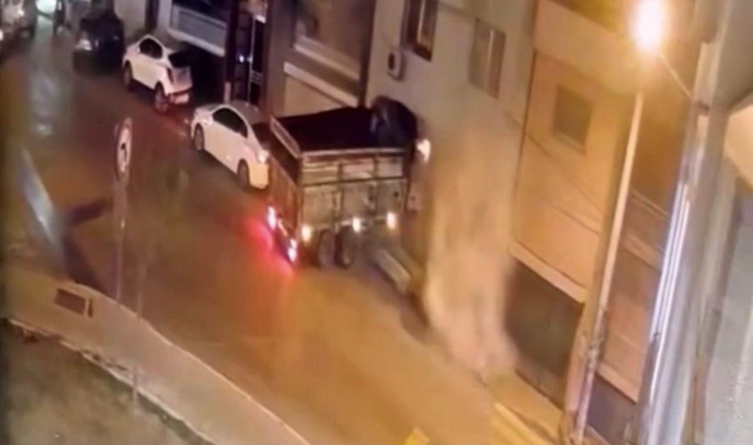 İzmir’in Bayraklı ilçesinde freni boşalan bir kamyon, hızla ilerleyerek sokağın