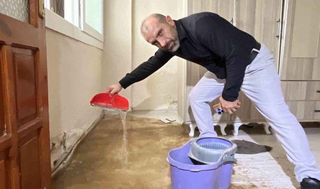 İzmir’in Karabağlar ilçesinde bir ev, haftalardır onarılmayan şebeke suyu borusundaki