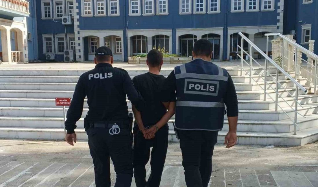 İzmir’in Foça ilçesinde bir büfede silahlı gasp yapan 2 şüpheli