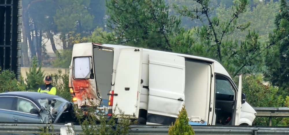 İzmir’de zincirleme trafik kazası: 1 ölü, 3 yaralı İzmir’in Buca ilçesinde, lastiği patlayan bir araca ve yardım için