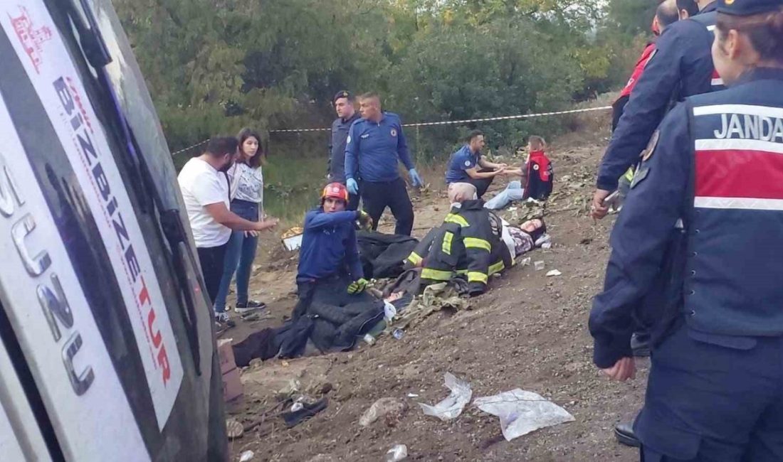 İzmir’den Buldana ziyarete gelen tur otobüsü dönüş yolunda şarampole yuvarlandı, çok sayıda yaralı olduğu öğrenildi İzmir’den Buldan’a ziyarete gelen tur otobüsü dönüş yolunda yoldan çıkarak