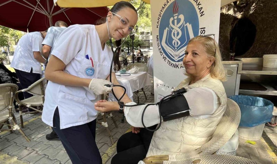 İzmir’de sağlık hizmetleri alanında eğitim gören lise öğrencileri, Karşıyaka’daki park