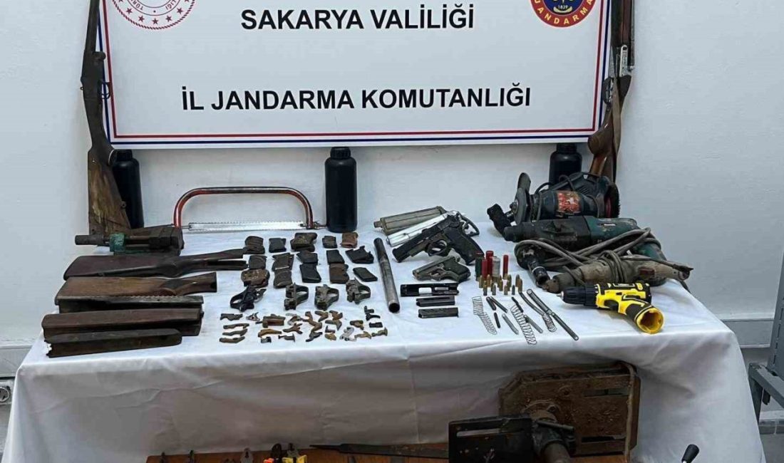 Jandarma kaçakçılığa geçit vermiyor Sakarya’nın Ferizli ilçesinde, jandarma ekipleri tarafından gerçekleştirilen kaçakçılık operasyonunda gözaltına