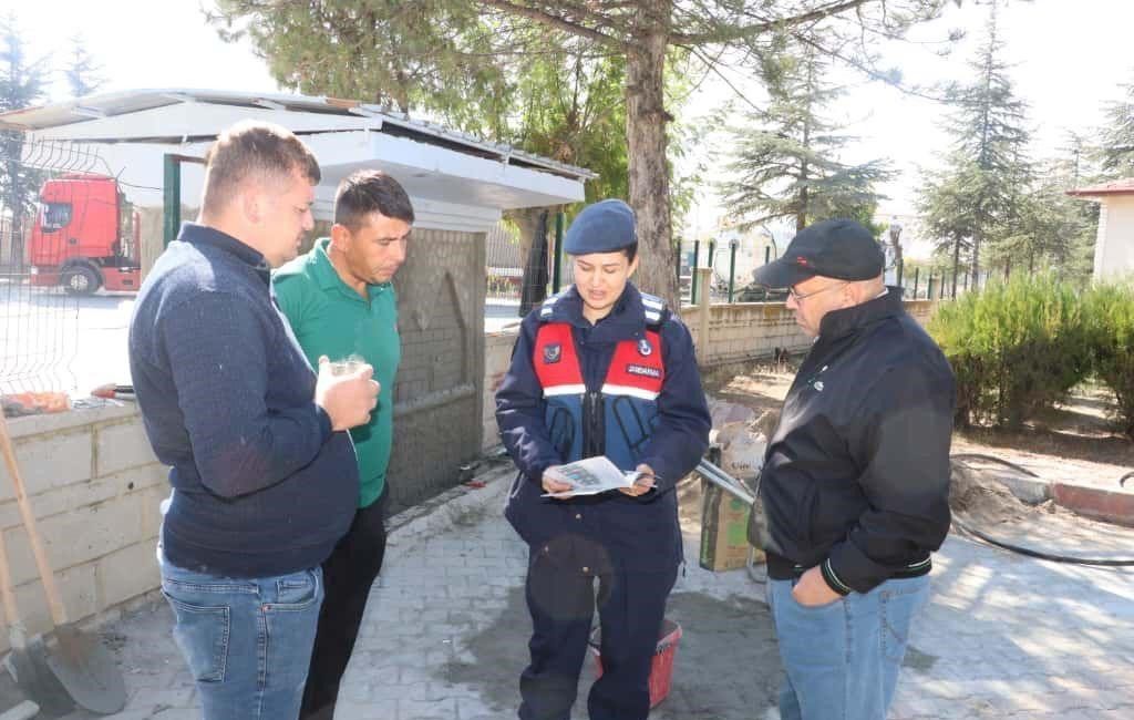 Jandarmadan vatandaşlara kadına şiddetle mücadele eğitimi Afyonkarahisar’da jandarma ekipleri 37 vatandaşa kadına şiddetle mücadele eğitimi verildi.