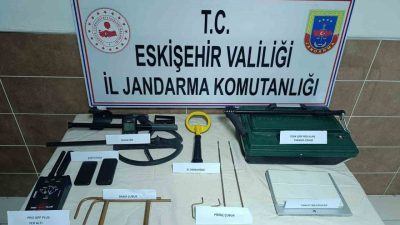Eskişehir’de kaçak kazı yapan 5 kişi suçüstü yakalanarakhaklarında işlem başlatıldı.
