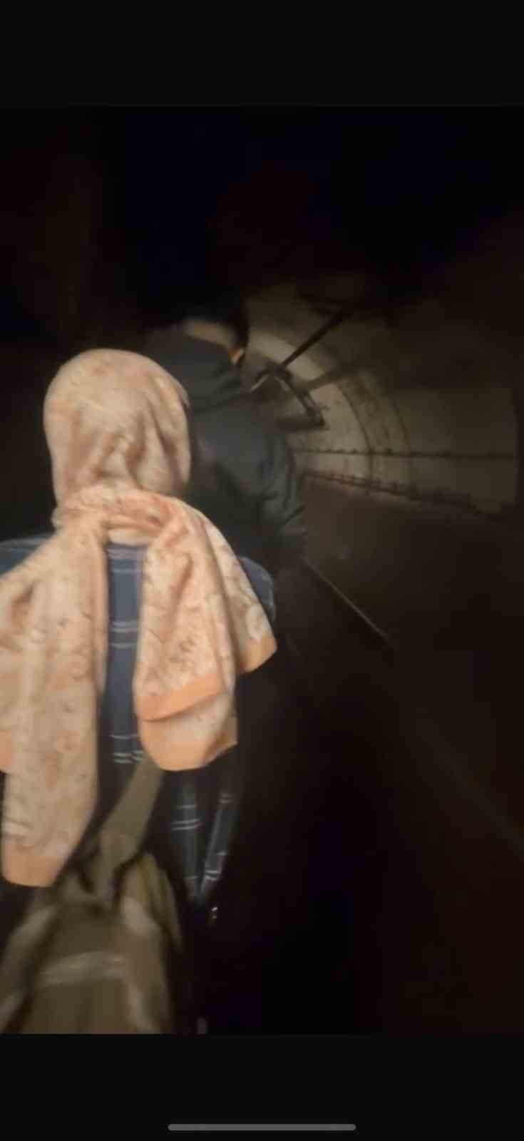 Kadıköy metrosunda intihar girişimi: Vatandaşlar raylarda yürüdü Kadıköy-Sabiha Gökçen Havalimanı metro hattında bir kişi intihar girişiminde bulundu.