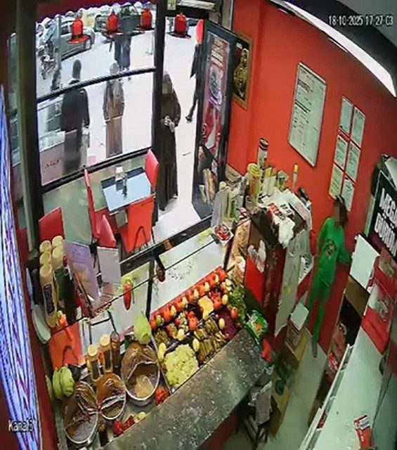 Kadınlar çocuğa dükkandaki kasadan 3 bin lirayı böyle çaldırdı Bursa’nın İnegöl ilçesinde kadınlar, yanlarındaki çocuğa çiğ köfte dükkanında kasadan