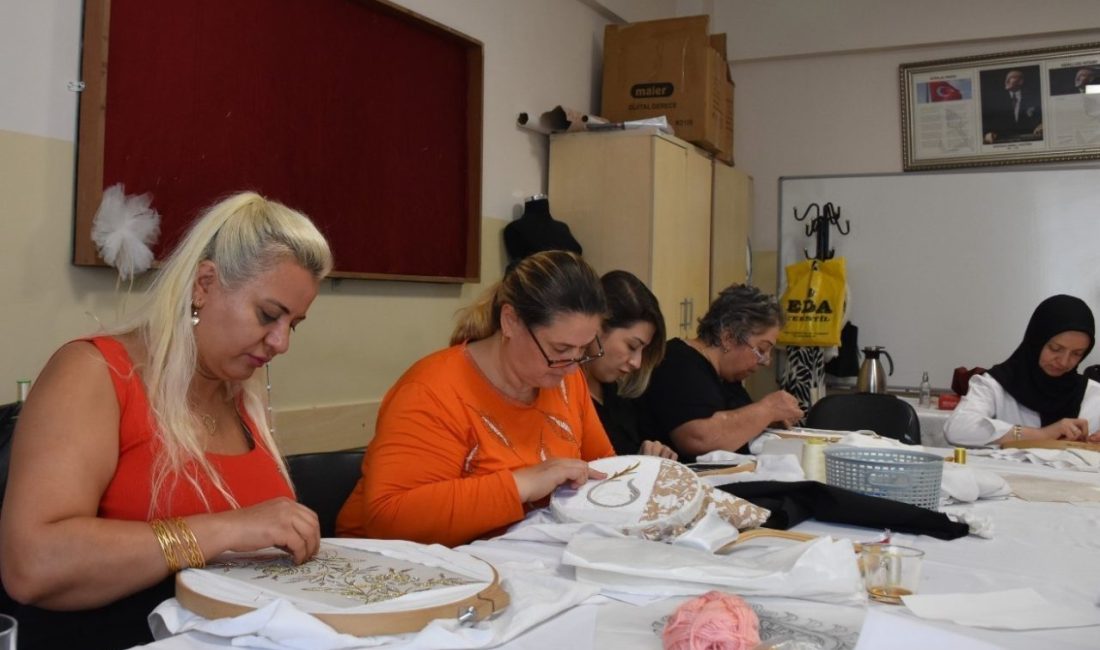 Gaziantep’te Şahinbey Belediyesi tarafından açılan el sanatları kursunda hem geleneksel