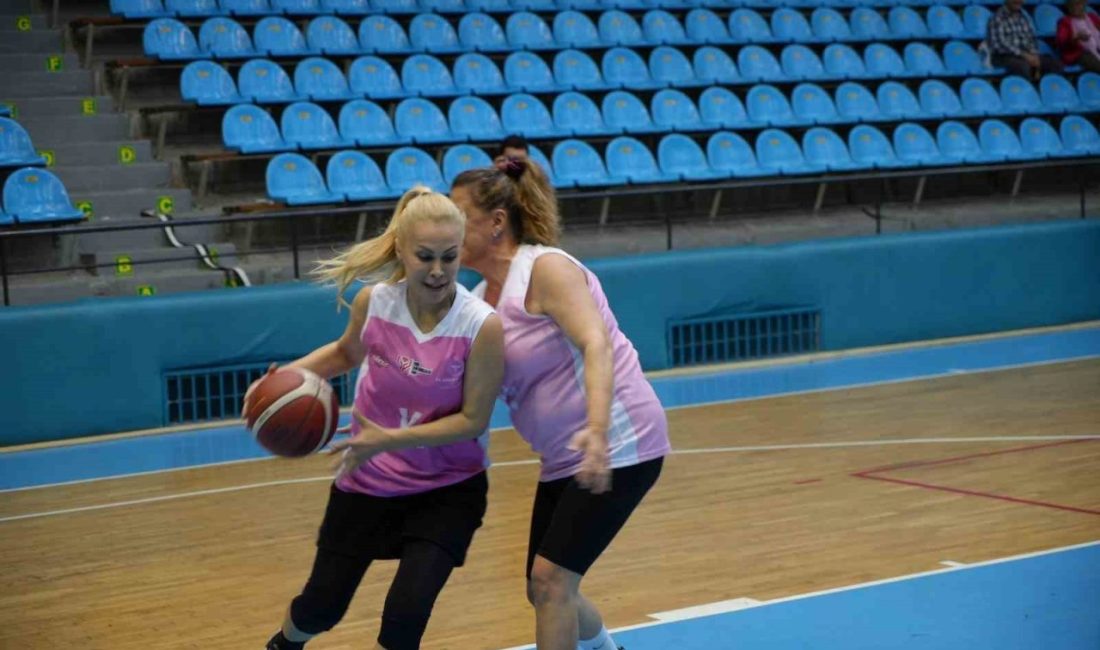 Kadınlar pembe formalarla sahaya çıktı, “Spora ne kadar yakınsak, kansere o kadar uzağız” dedi Edirne’de “Meme Kanseri Farkındalık Ayı” kapsamında düzenlenen “Pembe Forma Dostluk