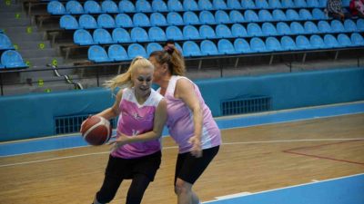 Edirne’de “Meme Kanseri Farkındalık Ayı” kapsamında düzenlenen “Pembe Forma Dostluk