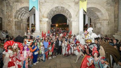 Muratpaşa Belediyesi’nin, bir yanı Akdeniz’e, diğer yanı konakları ve begonvillerle