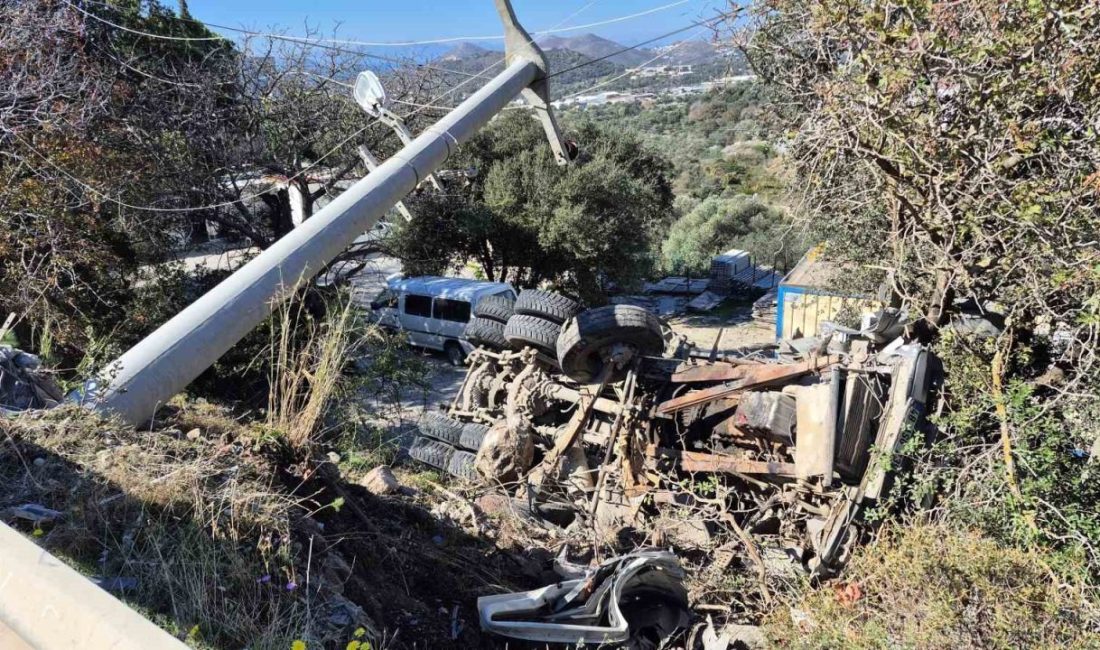 Muğla’nın Bodrum ilçesinde şarampole devrilen hafriyat kamyonunun sürücüsünü itfaiye ekipleri