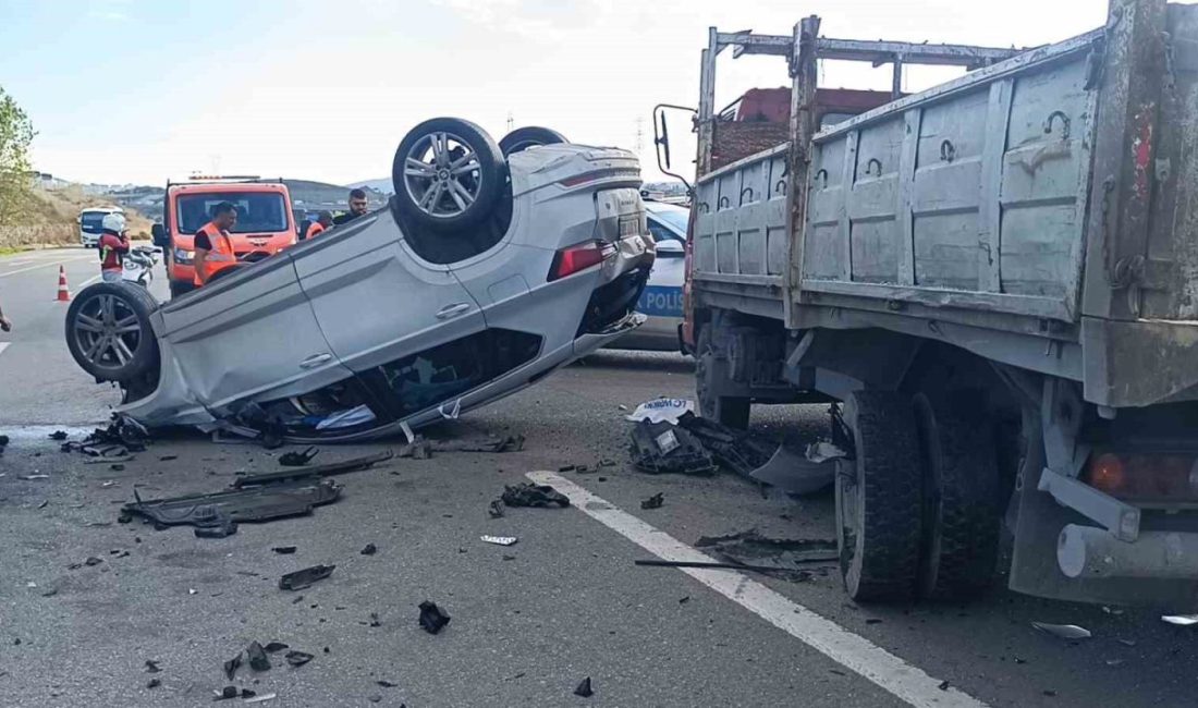 Kamyonete çarpan araç takla attı: 2 yaralı İstanbul’un Sancaktepe ilçesinde, kamyonete arkadan çarpan otomobil takla attı. Kazada,