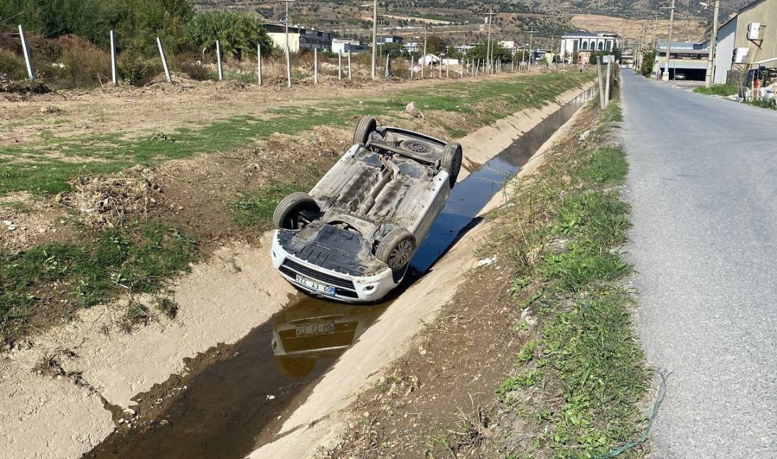 Aydın’ın Efeler ilçesinde sürücüsünün direksiyon hakimiyetini kaybettiği otomobil kanala uçup