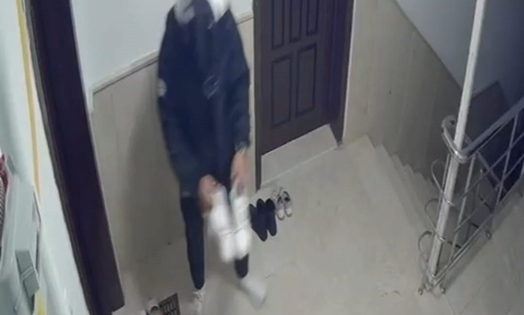 Ankara’da bir kuryenin sipariş için geldiği apartmandaki bir dairenin önündeki