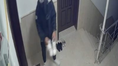 Ankara’da bir kuryenin sipariş için geldiği apartmandaki bir dairenin önündeki