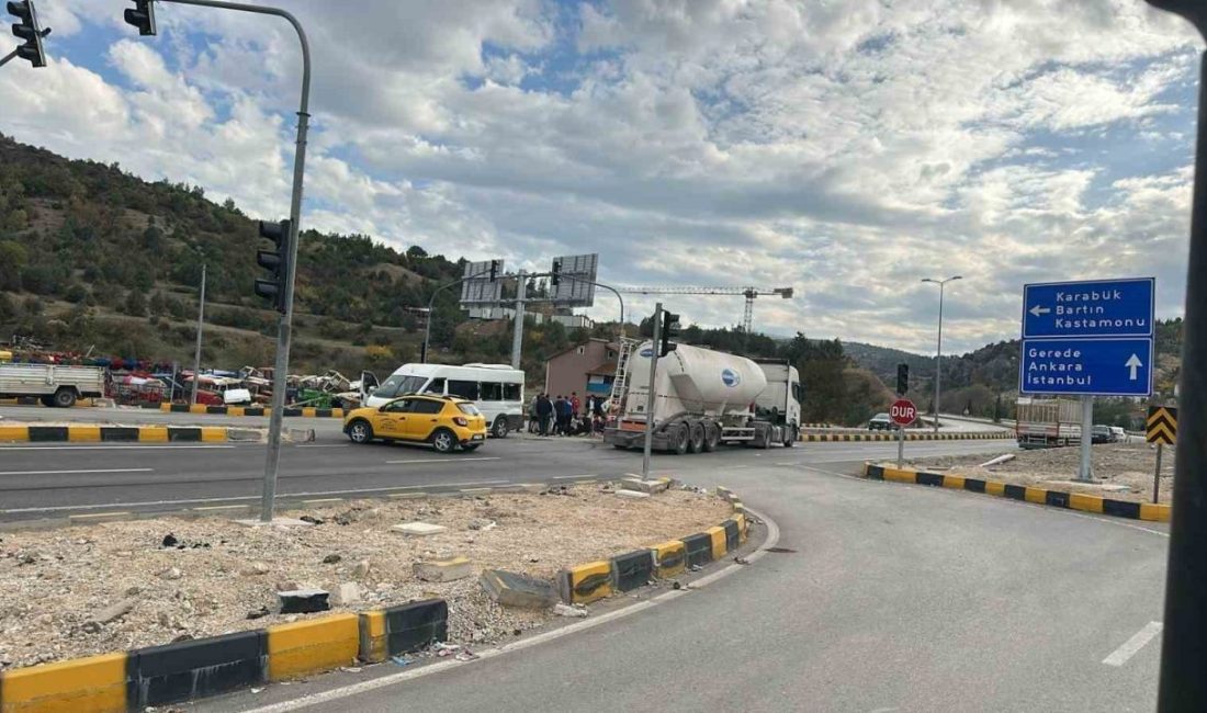 Karabük’te tır ile minibüs çarpıştı: 9 öğrenci yaralandı Karabük’te tır ile öğrenci taşıyan minibüsün çarpışması sonucu 9 öğrenci