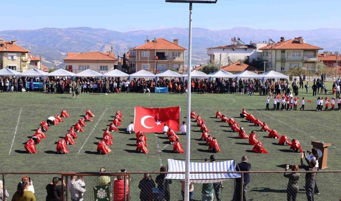Cumhuriyet’in ilanının 102. yılı, Aydın’ın Karacasu ilçesinde düzenlenen törenlerle coşku