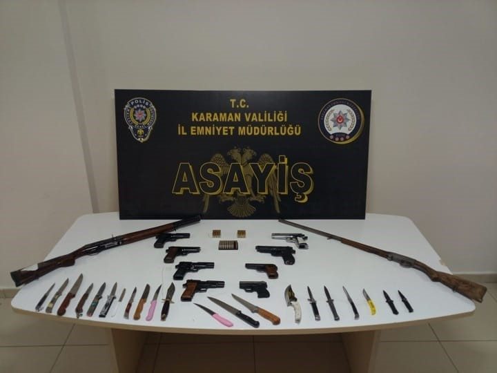 Karaman’da asayiş uygulamalarında uyuşturucu ve ruhsatsız silahlar ele geçirilirken, aranan