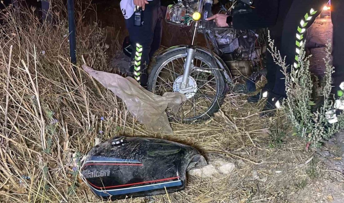 Karaman’da kontrolden çıkarak şarampole devrilen motosikletteki 2 kişi yaralandı. Kaza,