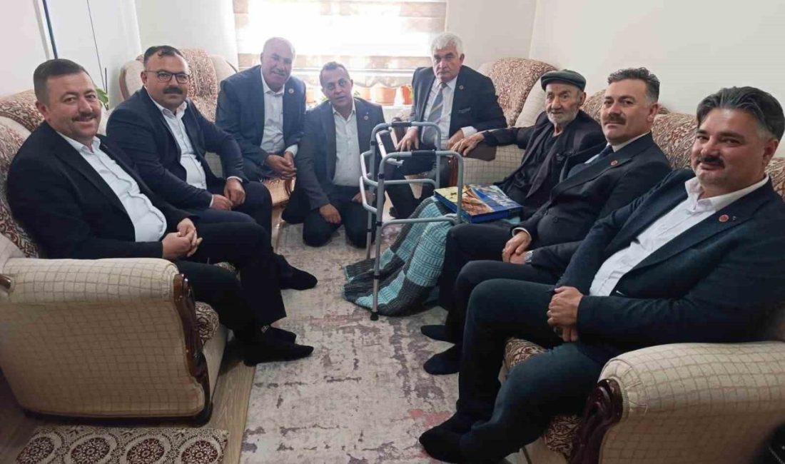 Karapınar’da eski muhtarlar unutulmadı Konya’nın Karapınar ilçesinde 19 Ekim Muhtarlar Günü dolayısıyla ilçede uzun