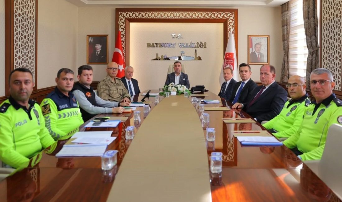 Karayollarında Trafik Güvenliği Toplantısı yapıldı Bayburt Valisi Mustafa Eldivan başkanlığında, karayollarında trafik güvenliğinin artırılmasına yönelik