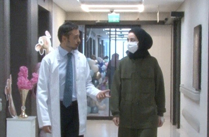 İstanbul’da yaşayan 24 yaşındaki genç kadın, karın şişliği ve gaz