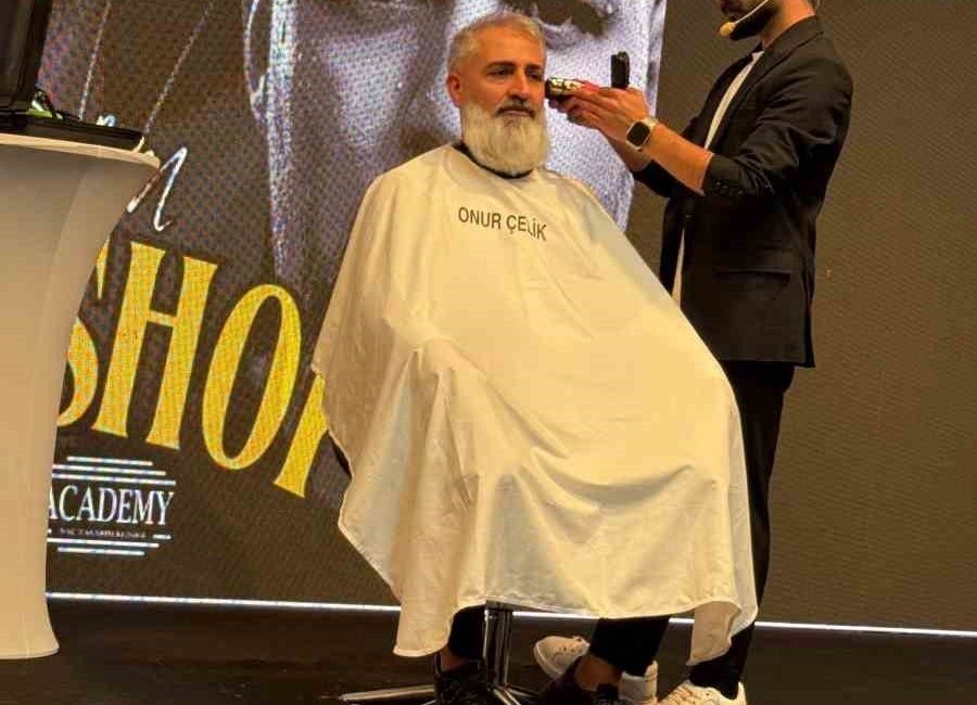 Kars’ın Sarıkamış ilçesinde hizmet veren kuaför Onur Çelik, Antalya’da gerçekleştirilen