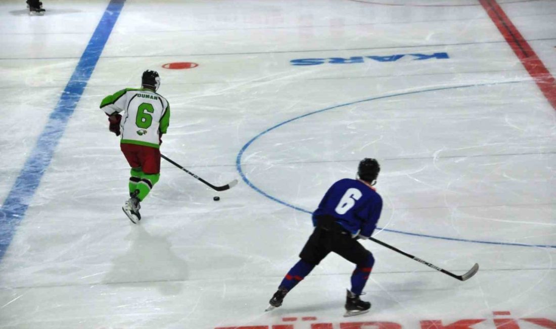 Kars’ta Olimpik Buz Sporları Salonu’nda buz hokeyi sezon açılışı maçı